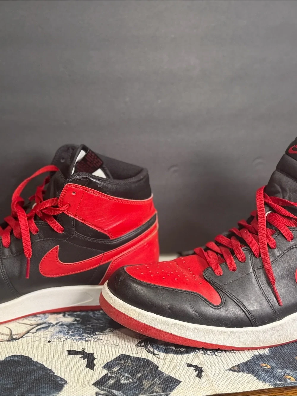 Nike Air Jordan 1 Mid Black Red Men’s Sneakers Size 12.5